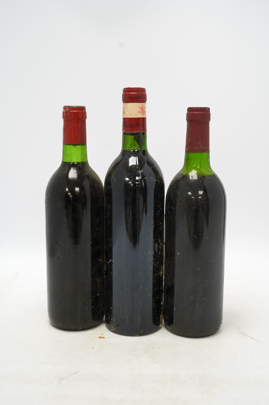 Fifteen various bottles of red wine to include Bourgogne Hautes Cotes de Beaune 1992, Castillo De Maluenda 1994, Hacienda San Carlos Cabernet Sauvignon & Malbec 1995 etc. Condition - externally poor, storage unknown